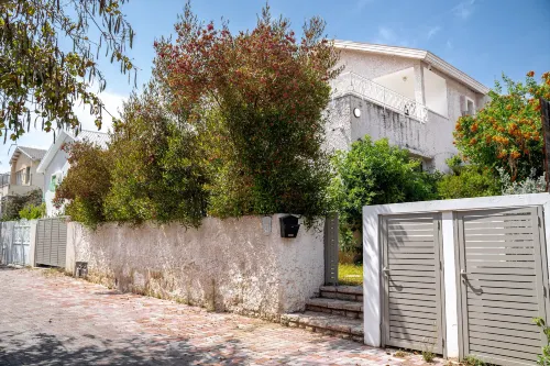 Spacious 4Bd House w Pool in the Heart of Herzliya - 3-Star
