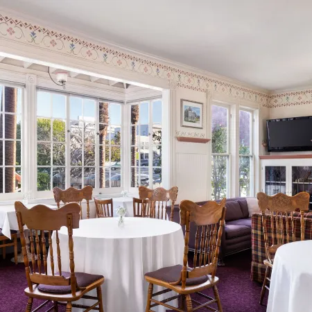 Centrella Hotel, a Kirkwood Collection Hotel Отели рядом с достопримечательностью «Парк Лаверс-Пойнт»