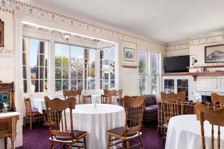 Centrella Hotel, a Kirkwood Collection Hotel Отели рядом с достопримечательностью «Асиломар Бич Вью»