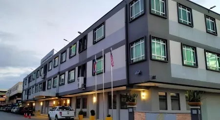 Hotel de Leon Отели в г. Lahad Datu