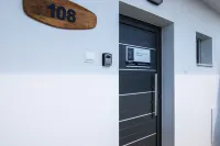Phaedrus Living Seaside Luxury Flat Athina 108 - โฮมสเตย์