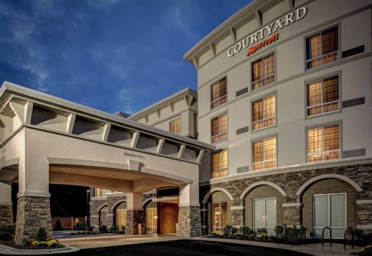 Courtyard Boone의 현대적인 객실 또는 라운지