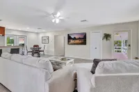 Peaceful Old Charm Oasis Near The Beach in Fort Myers. With Huge Yard, WiFi, AC