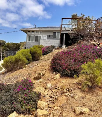 Mountain Top 4 Bdrm Home Along Nature Reserve with Spectacular Views, AC & WiFi