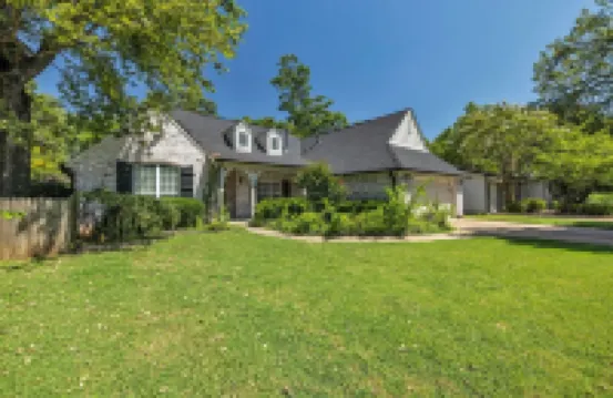 Jacuzzi Tub-Walk to Dining & Shopping-Garage Parking