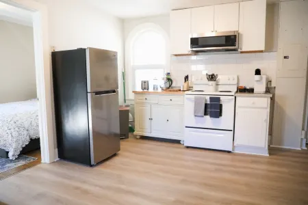 Cozy 2bdrm Apt. Walk  downtown bring your pets