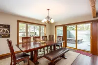 Private Hot Tub and Cozy Gas Fireplace - Stunning Sunriver Haven