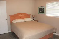 Boat Slip Access and Nature Adventures - Cozy Charming Retreat Hotel in zona Publix Super Market at University Palms Shopping Center