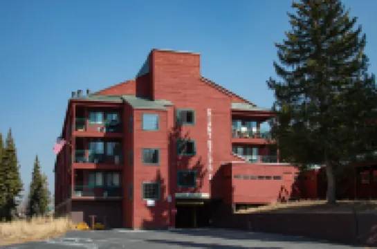 Cozy Ski in/Out Condo with Game Room and Spas - Inviting Retreat