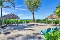 Tropical Garden Atelier Steps to Beach - Charming Historic Retreat