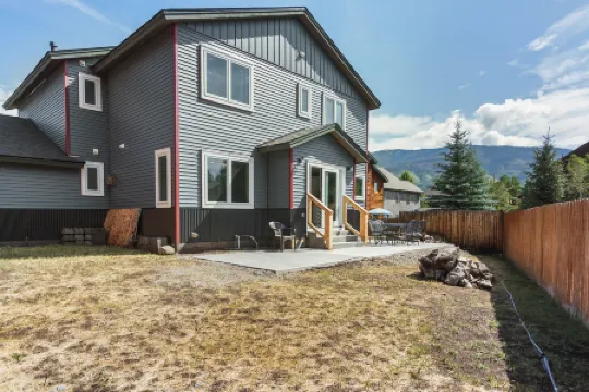 Stylish Mountain Retreat with Hot Tub - Inviting and Comfortable