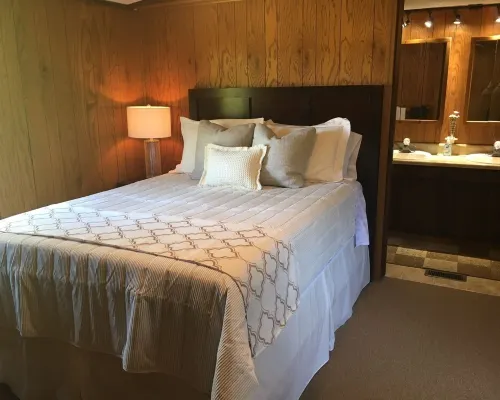 Fishing from the Dock, Waterfront Cabin, Free Kayaks for Your Use! Hotels in Stump Sound