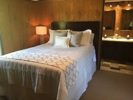 Kayaks, Fishing, Waterfront cabin w/ private dock