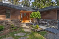 Panoramic Views and Tranquil Nature Escape - Serene Lodge Retreat