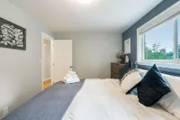 Spacious Dining, Cozy Living, and Large Deck - Stylish Family Haven Hotels in Shoreline