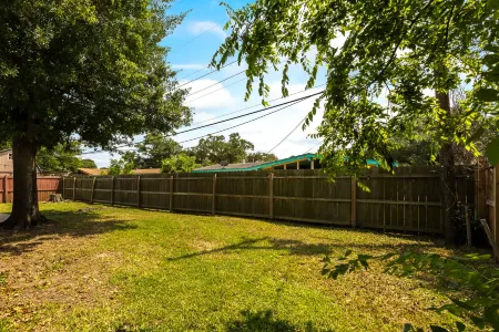 Luxurious Hot Tub and Game Room - Spacious Family Retreat Отели рядом с достопримечательностью «Rose Hill Manor»