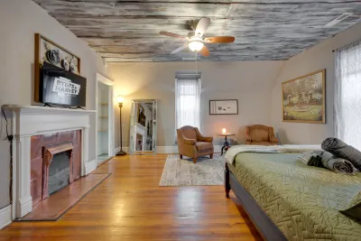 Prime Location with Fully Equipped Kitchenette - Cozy Stylish Retreat Hotels near Publix Super Market at Madison Street Commons