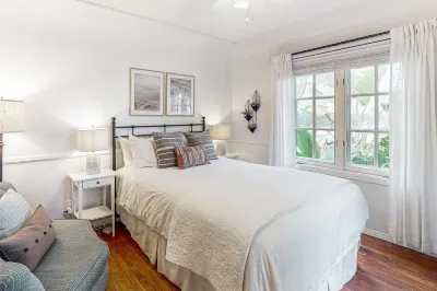 Sunny corner studio - 1 block to East Beach