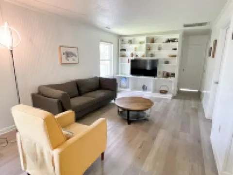 Comfortable Cottage with Screened Porch and Hammock - Delightful Escape