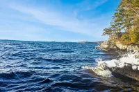 Scenic Lake Views and Cozy Deck - Charming Idyllic Retreat 비버 코브 호텔