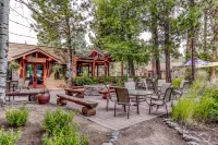 Mountain view condo with a fireplace, WiFi, partial AC, shared hot tub & pool Hotels in Deschutes County
