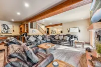 Private Hot Tub and Stunning Mountain Views - Luxurious Escape