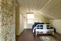 Full Kitchen and Washer Dryer Availability - Charming Historic Retreat