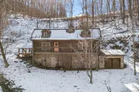 Charming Log Cabin with Deck and Fireplace - Cozy Woodland Retreat Hotel di Burnsville