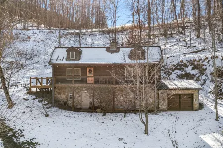 Charming Log Cabin with Deck and Fireplace - Cozy Woodland Retreat Отели в г. Марс Хилл