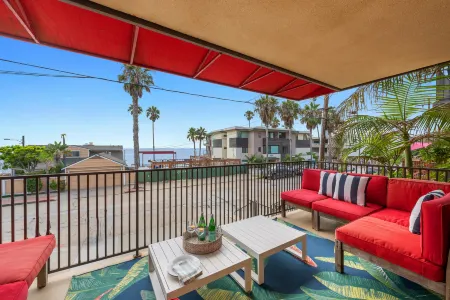 Ocean Views and Built-in Spa - Stunning Beachy Chic Haven Отели рядом с достопримечательностью «Шелл Бич»