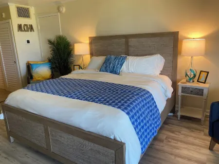 UPDATED 3RD FLOOR UNIT, OCEAN VIEW FROM YOUR BED, OUTRIGGER BEACHFRONT RESORT Отели рядом с Аэропорт Лихуэ