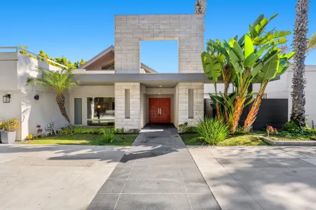 Endless Views and Swimming Pool - Stunning Coastal Retreat