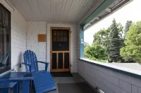 Scenic Mountain and River Views with Cozy Decor - Charming Cottage Retreat