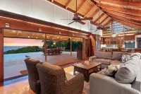Heated Infinity Pool and Tropical Oasis - Exquisite Hawaiian Retreat