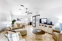 Contemporary beach house within walking distance to beach + central AC & WiFi Hotels in Upper Grand Lagoon