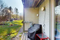 Charming condo near skiing and trails with gas fireplace, deck, and tennis court Hotels in Warren