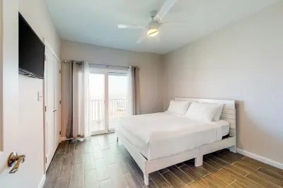 Dual-Suites on the Bay - High-Speed WiFi, Shared Pool, Central AC & Water Views