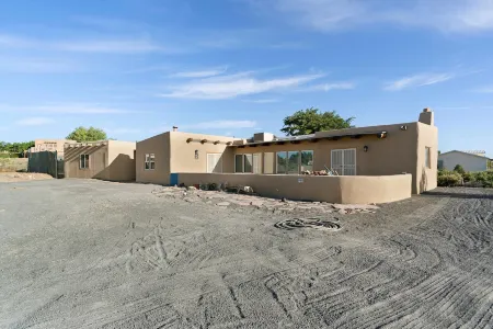 Stay in the Village of Corrales Отели в г. Корралес