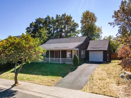 Fenced Backyard and Electric Fireplace - Charming Cozy Retreat Отели рядом с достопримечательностью «Винзенс Лосманн Мемориал Стейт Нэчурал Арея»