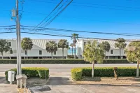 Beachy townhome with private balcony, central AC & washer/dryer Hotels in Sunnyside