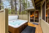 Hot Tub and Enclosed Deck - Cozy Sunriver Retreat