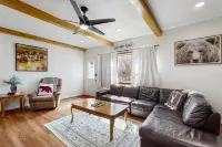 Lower-level riverfront condo - close to everything in downtown Helen Hotels in Helen