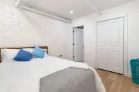 Cozy, Retro Gaming Retreat - WiFi, Central Location Christmas Tree Shops andThat!附近的飯店