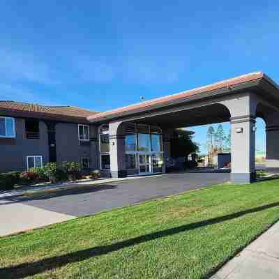 Baymont by Wyndham Manteca Hotel Exterior