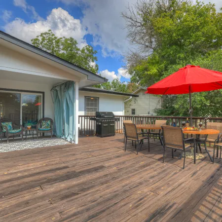 Elegant and Stylish Glenmoor Abode - 5 Min to Town