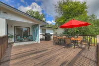Elegant and Stylish Glenmoor Abode - 5 Min to Town - 3-Star