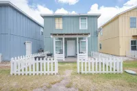 Community Pool and Bonus Loft Area - Spacious Coastal Retreat Hotels in Aransas County