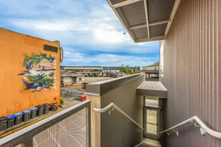 Spacious Condo with Exposed Wood Ceilings - Bright and Cozy Retreat Отели рядом с достопримечательностью «Бремертон Бордуолк»