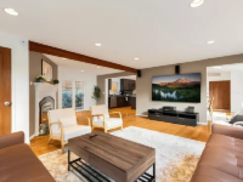 Ultimate Group Getaway: Near Ferry, Hot Tub and Games Hotels in Mukilteo