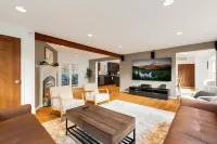 Ultimate Group Getaway: Near Ferry, Hot Tub and Games
